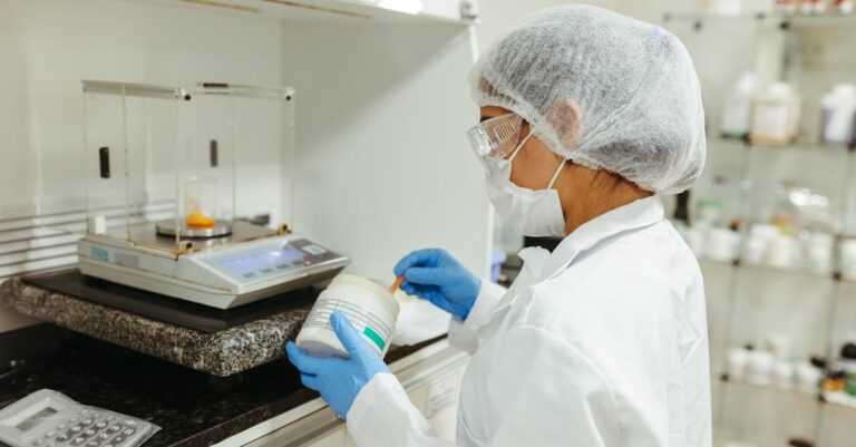 Cientista em ambiente minimalista equilibrando balanças com gráficos de dados em fundo claro.