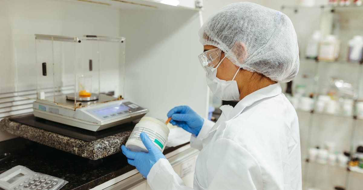 Pesquisador em escritório clean equilibrando balança com gráficos quantitativos e notas qualitativas sob luz natural