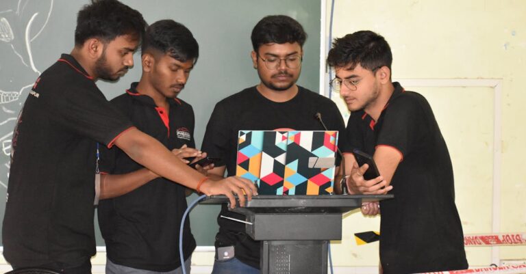 Estudante universitária refletindo criticamente enquanto lê documento acadêmico em mesa limpa