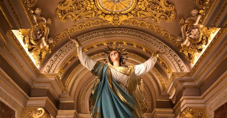 Analista estatístico identificando premissas críticas em gráficos de VIF e QQ-plots no computador