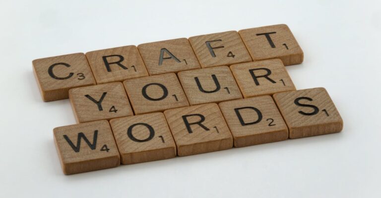 Mulher pesquisadora digitando em processador de texto no laptop, tela com documento acadêmico, ambiente de escritório minimalista.