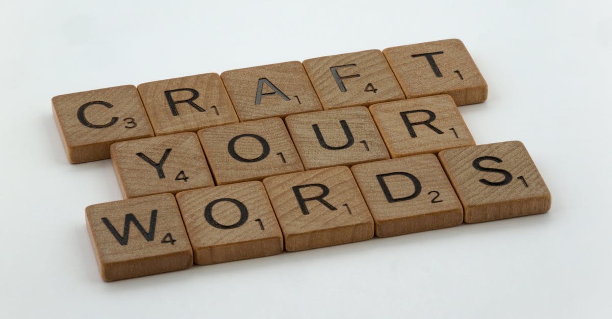 Pesquisador focado escrevendo cover letter em laptop sobre mesa clean com iluminação natural