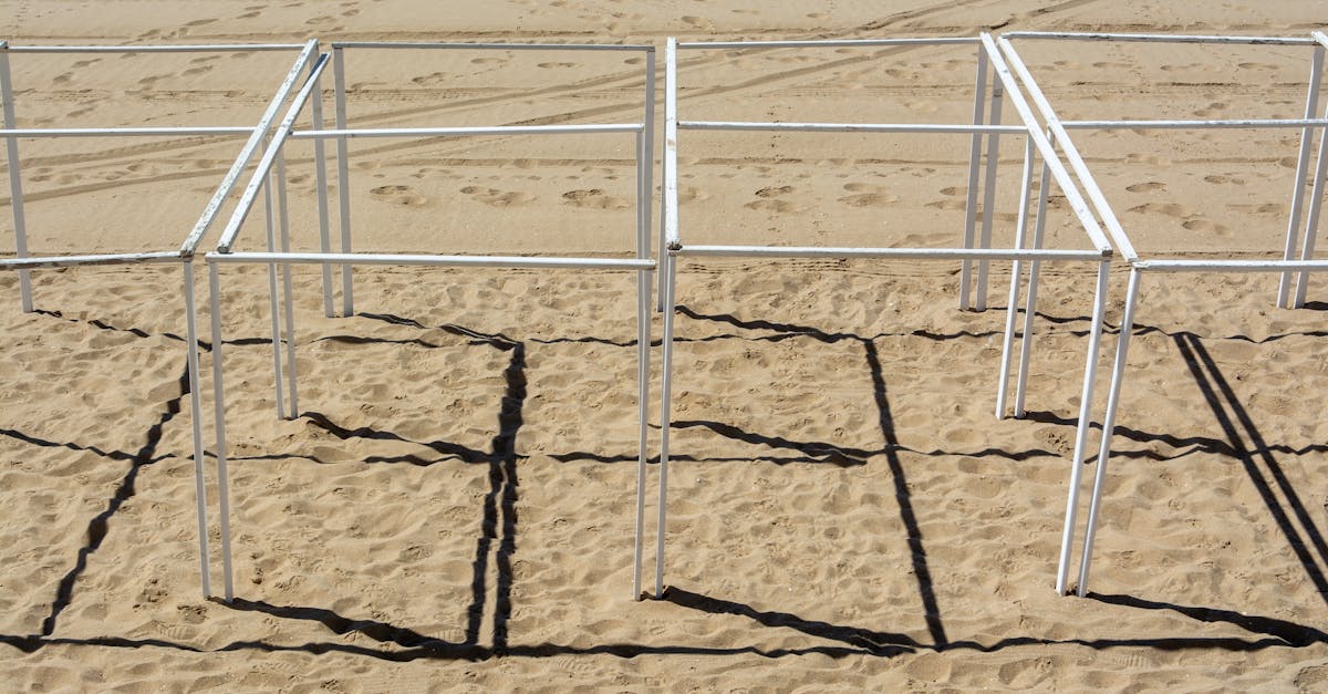 Pesquisador focado delineando estrutura de framework acadêmico em papel com fundo limpo