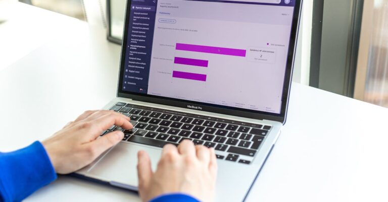 Pesquisador clicando em botão de submissão no laptop, expressão confiante e fundo clean
