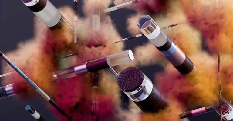 Pesquisador focado utilizando interface de IA em laptop com documentos acadêmicos ao lado