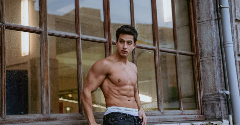 Mulher acadêmica definindo estrutura de documento em laptop com foco sério