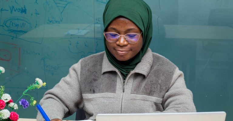 Pesquisador planejando estratégia acadêmica em mesa limpa com luz natural.