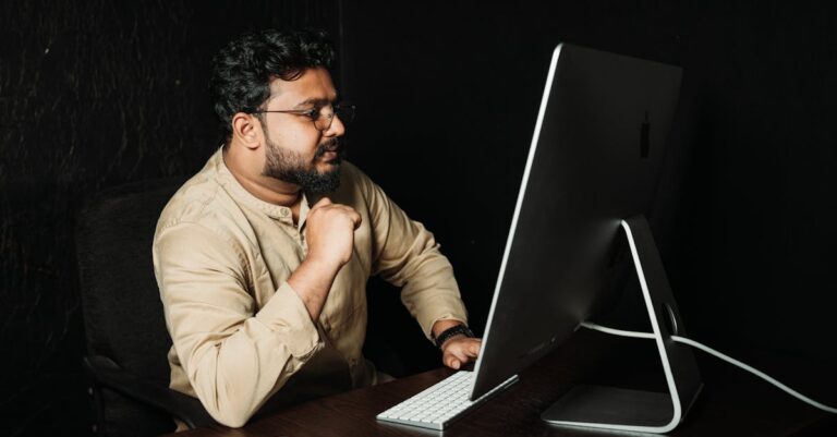 Profissional acadêmico em ambiente claro gesticulando enquanto discute métodos qualitativos com notas ao lado