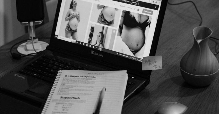 Pesquisador realizando busca sistemática em laptop com tela de base de dados acadêmicos em ambiente luminoso