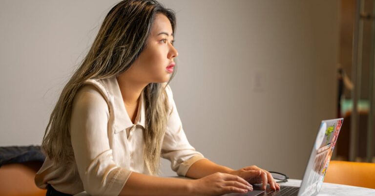 Cientista profissional comparando múltiplos cenários de dados em tela de computador com fundo claro