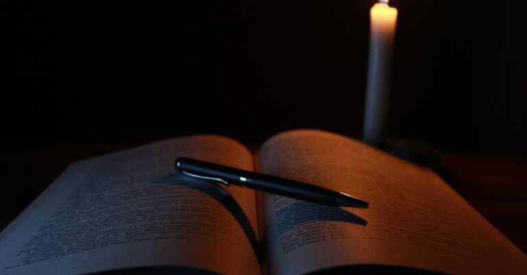 Mulher acadêmica refletindo profundamente em laptop em ambiente de escritório minimalista