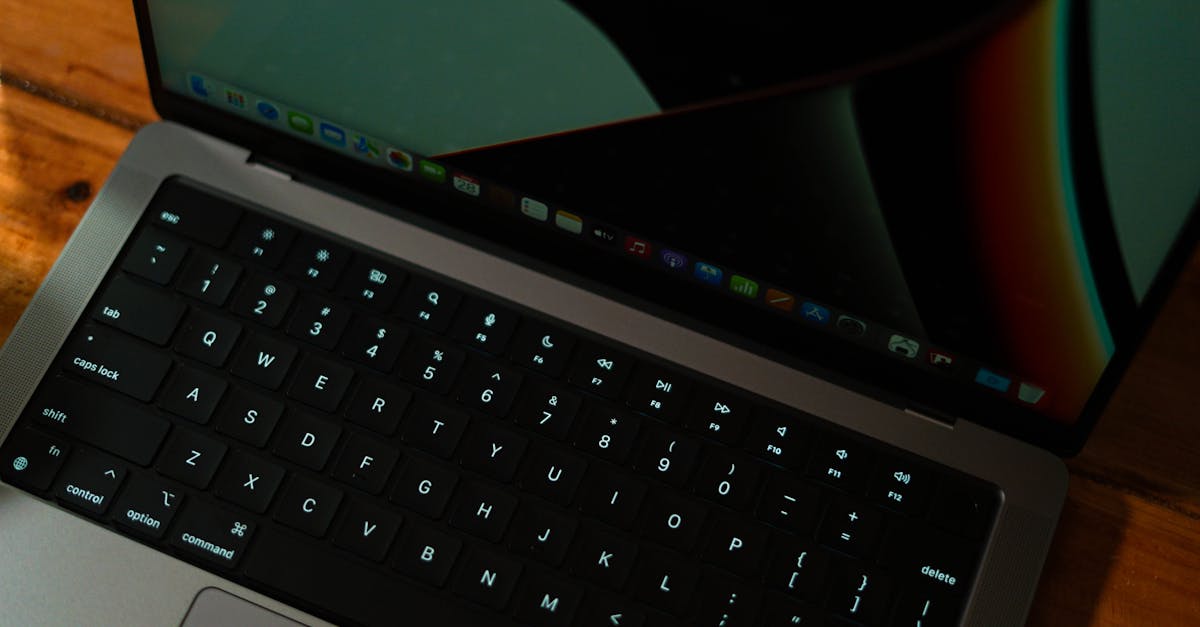 Pesquisador concentrado digitando código em laptop sobre mesa clean com iluminação natural