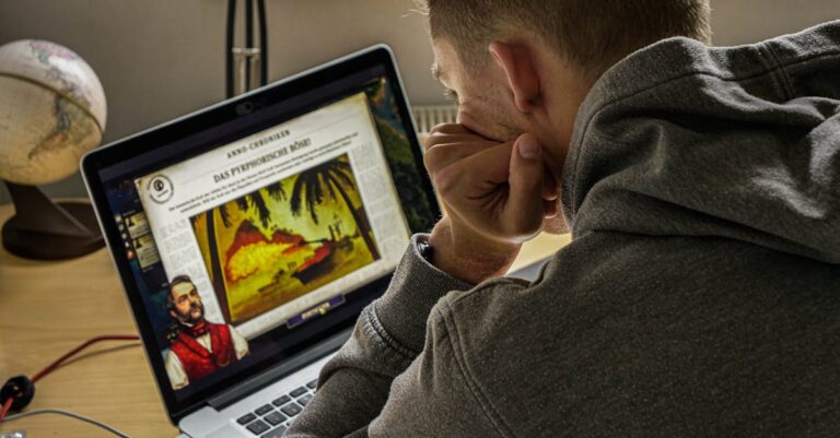 Pesquisadora clicando em botão de submissão de artigo em plataforma online minimalista