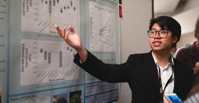 Estudante pesquisador verificando amostra de dados em planilha no laptop office clean