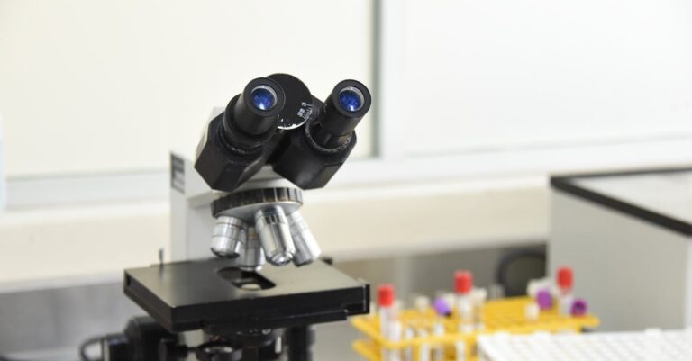 Equipe acadêmica analisando dados metodológicos em mesa com gráficos minimalistas