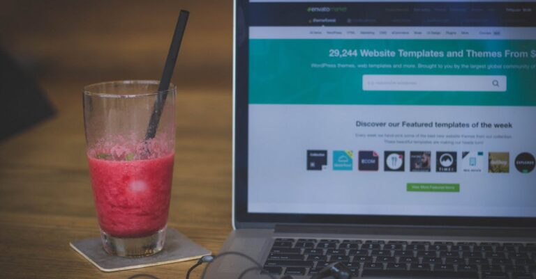 Pesquisador submetendo documento acadêmico online em plataforma digital clean