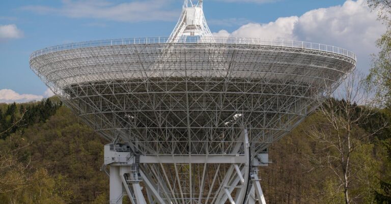 Pesquisador em escritório minimalista conectando elementos de dados isolados em uma estrutura unificada