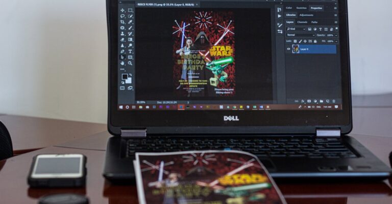 Equipe editando documento colaborativamente em laptops, em ambiente de escritório claro.