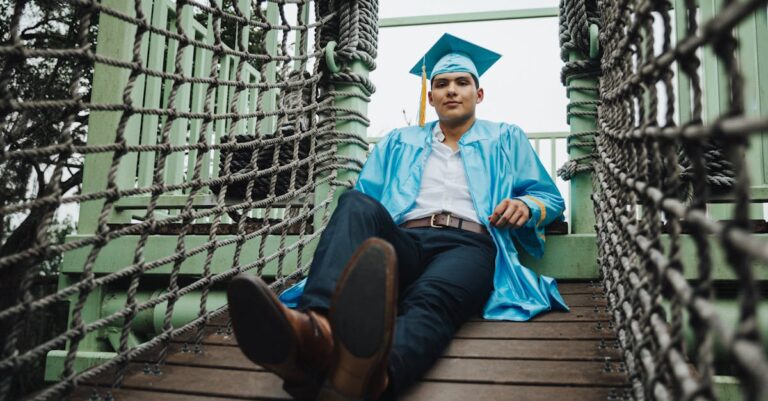 Ponte simbólica representando divisor de águas em caminho acadêmico com pesquisador caminhando.