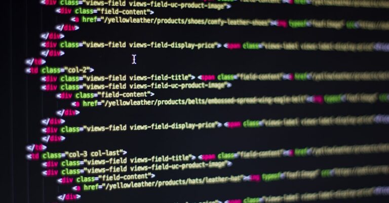 Pesquisador criando estrutura hierárquica de códigos em software de análise no laptop