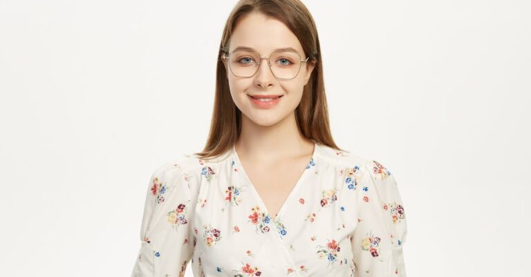 Pesquisador instalando software R no laptop em setup de trabalho limpo