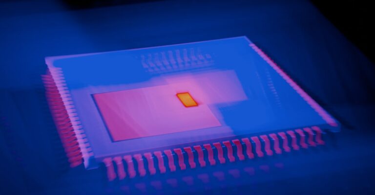 Tela de computador mostrando heatmap de dados faltantes com pesquisador analisando detalhadamente