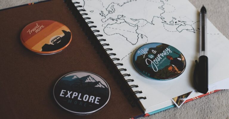 Pesquisador mapeando capítulos em caderno com setas e diagramas em fundo clean