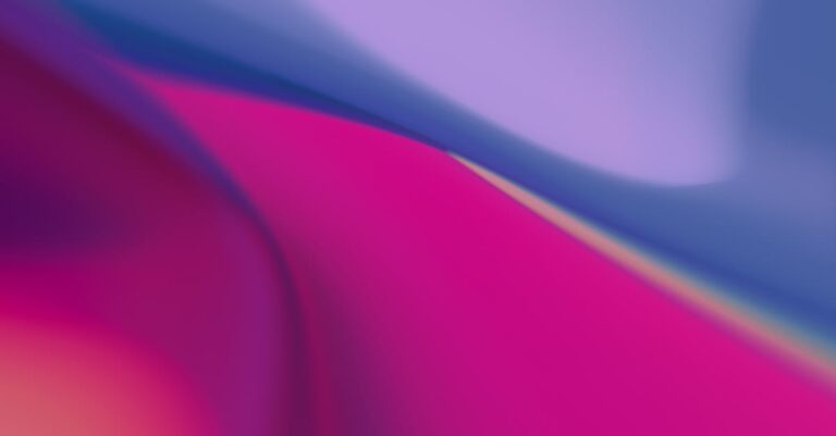 Pesquisadora sintetizando contribuições em documento acadêmico com expressão de realização.