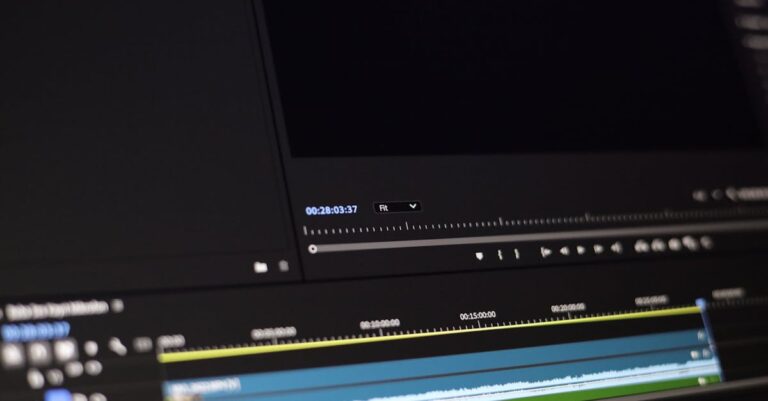 Pesquisador editando documento com Track Changes ativado em tela de computador