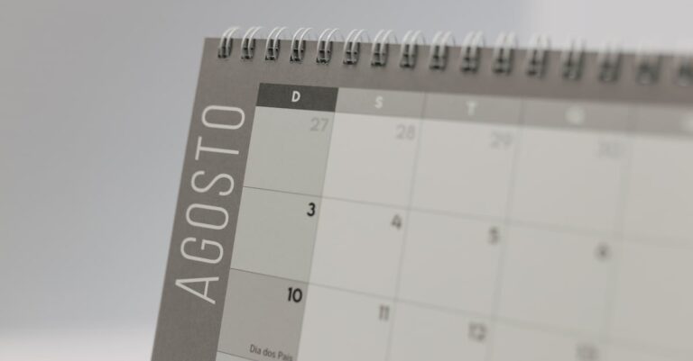 Cronograma reverso em calendário com anotações de tarefas acadêmicas sobre mesa iluminada