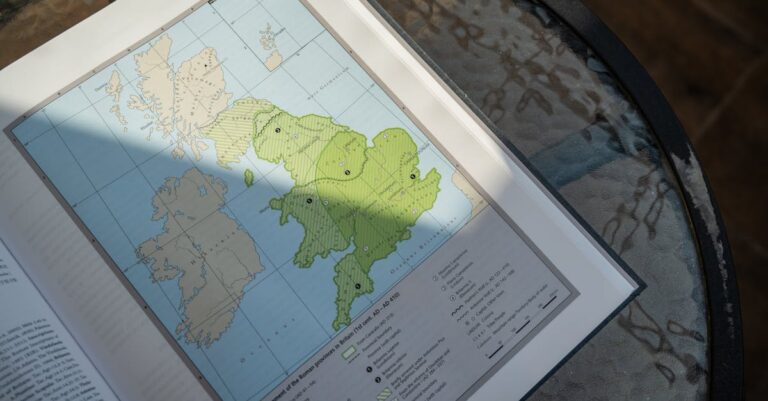 Pesquisador mapeando lacunas em artigos científicos usando caderno e marca-texto em mesa clara