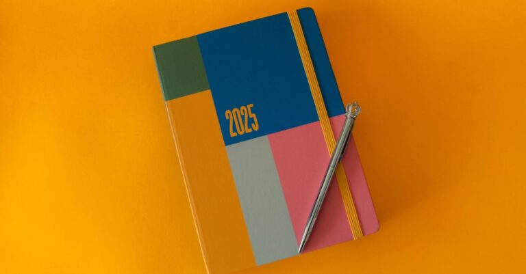 Pesquisador organizando blocos de tempo em calendário digital claro