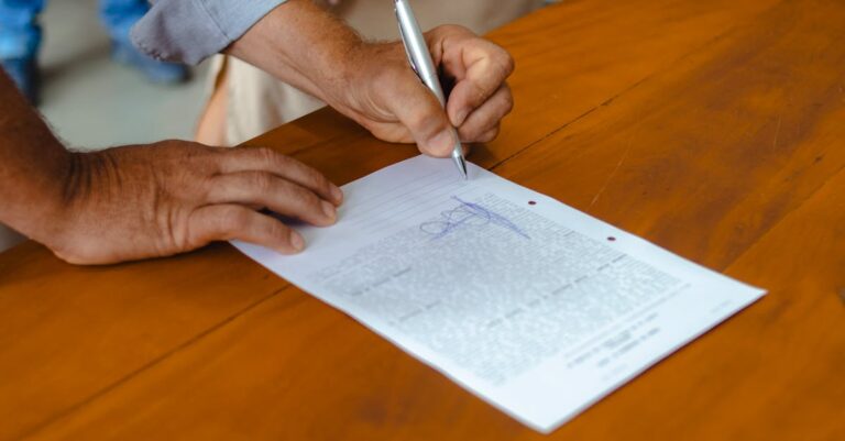 Cientista assinando termo de consentimento livre e esclarecido em ambiente de escritório minimalista