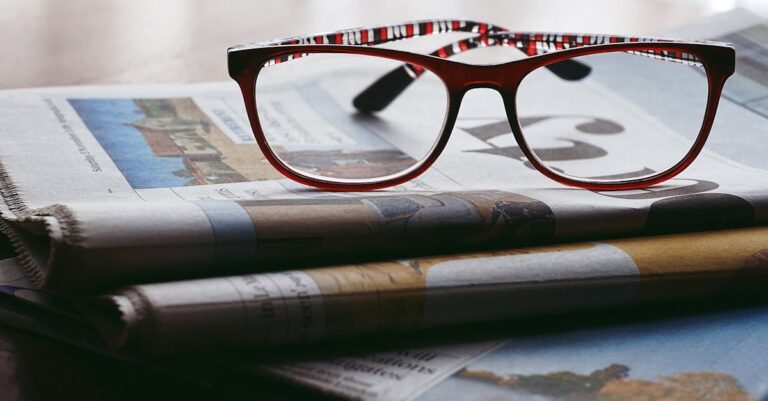 Pesquisador analisando aims and scope de revista em tela de computador com fundo limpo