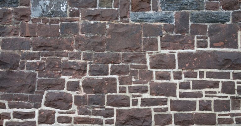 Pesquisador construindo base sólida com livros e papéis em mesa organizada e iluminada