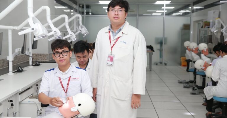 Grupo de estudantes simulando discussão acadêmica em sala iluminada naturalmente.