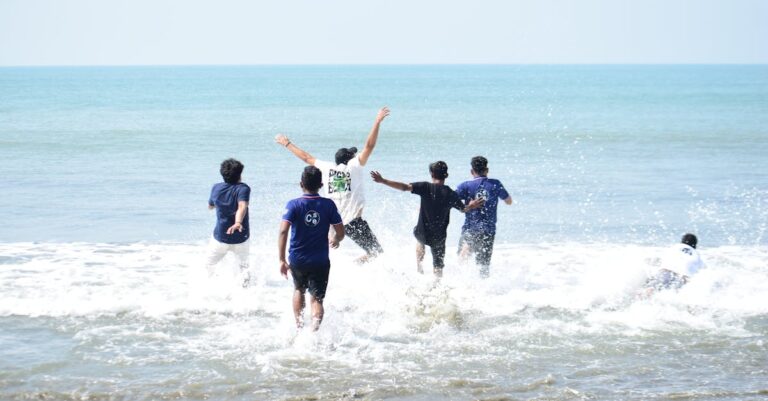 Estatisticista ajustando modelo Cox e analisando resíduos no laptop