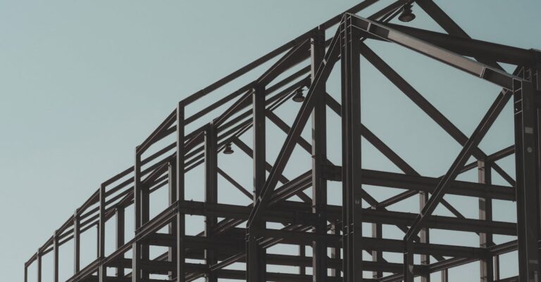 Pesquisador organizando estrutura de framework em notebook com fundo limpo e foco profissional