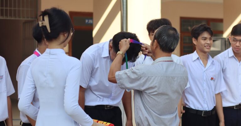 Estudante de doutorado criando diagrama de Gantt no Excel em setup de trabalho clean