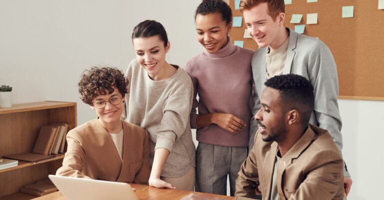 Grupo de pesquisadores em reunião acadêmica discutindo com foco e seriedade em ambiente minimalista