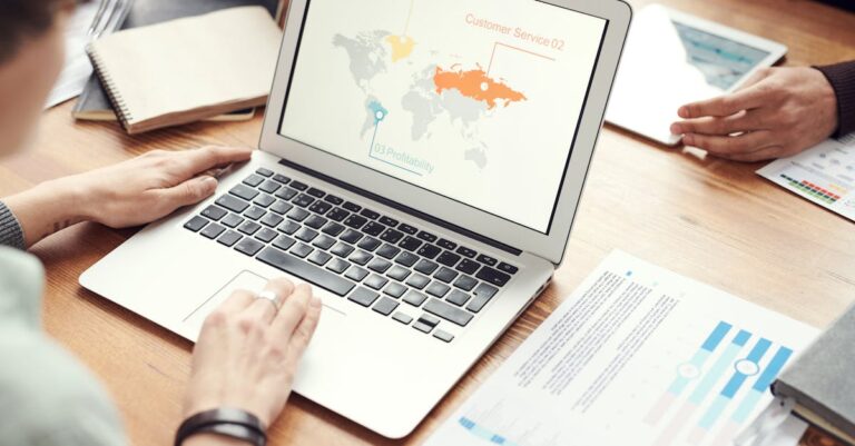 Pesquisadora em ambiente minimalista colaborando globalmente via laptop com rede de conexões acadêmicas