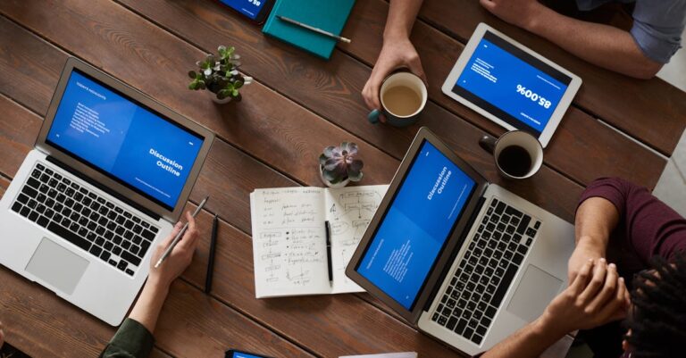 Pesquisador delineando passos de pesquisa em notebook organizado em mesa minimalista