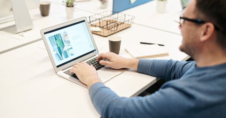 Mãos focadas digitando formulário de metadados em computador com detalhes nítidos