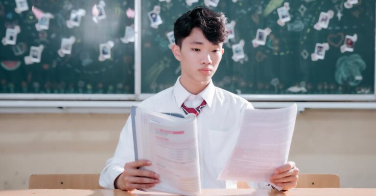 Estudante universitária lendo artigo científico em notebook com expressão concentrada e luz natural suave