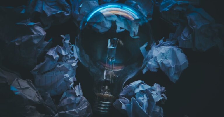 Pesquisadora tendo insight de inovação com lâmpada simbólica sobre notas acadêmicas em ambiente minimalista