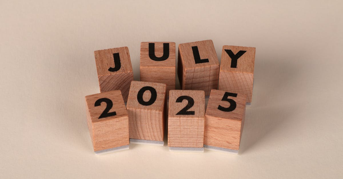 Pesquisadora organizando blocos de tempo em calendário sobre mesa clara com iluminação natural