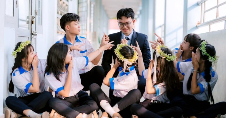 Equipe acadêmica definindo papéis em uma reunião, com anotações em quadro branco e iluminação profissional.