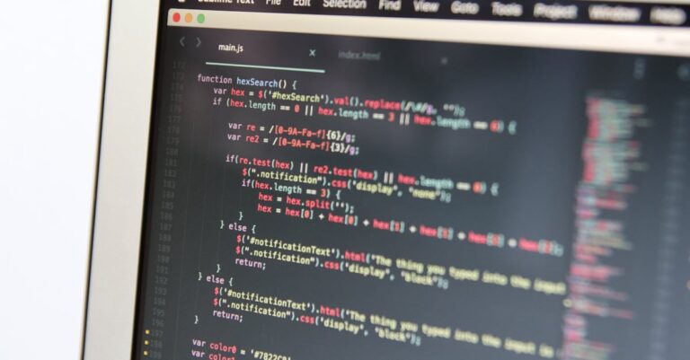 Pesquisador programando em laptop com código R para análise estatística em mesa limpa.