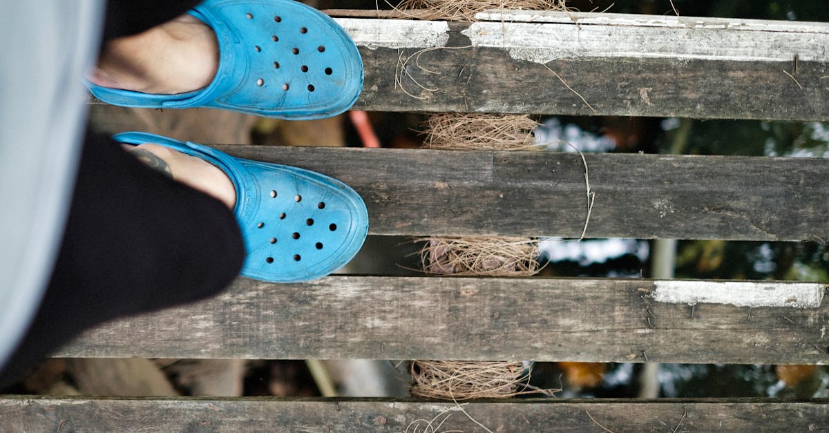 Pesquisadora em escritório claro conectando peças de quebra-cabeça representando lacunas na literatura acadêmica