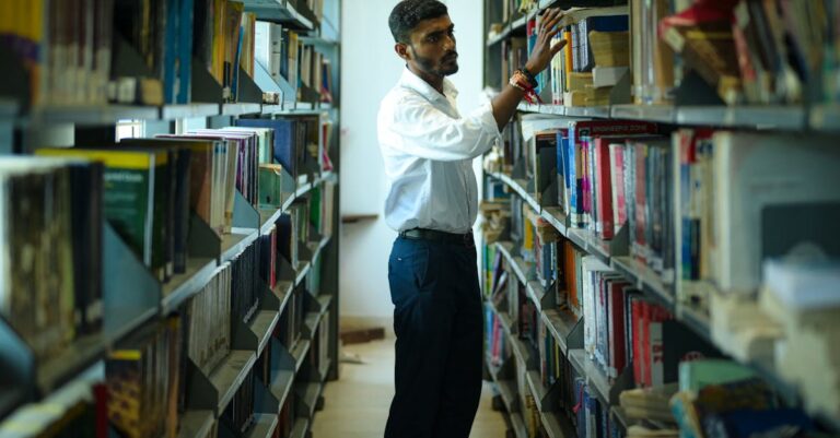 Estudante universitária criando outline de pesquisa em caderno com diagrama de conexões